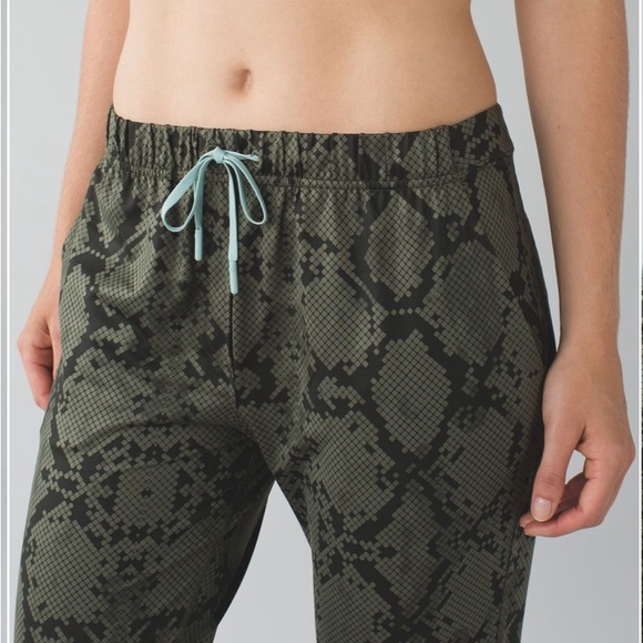 Lululemon Jet Crop (Slim) *Luxtreme Ziggy Snake Fatigue Green Gator Green Sz 6 - Picture 4 of 13
